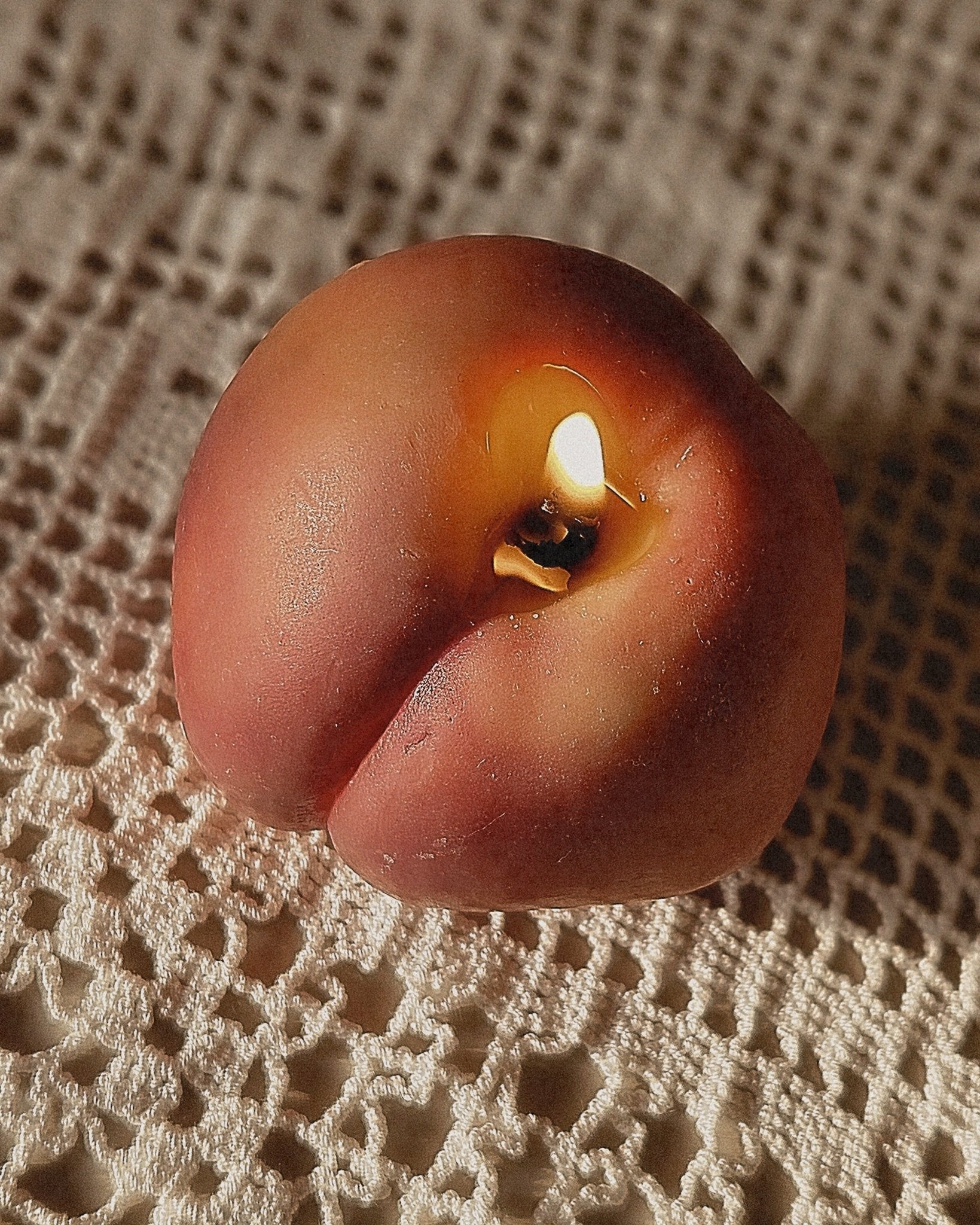 hand-poured round peach candle - ligten